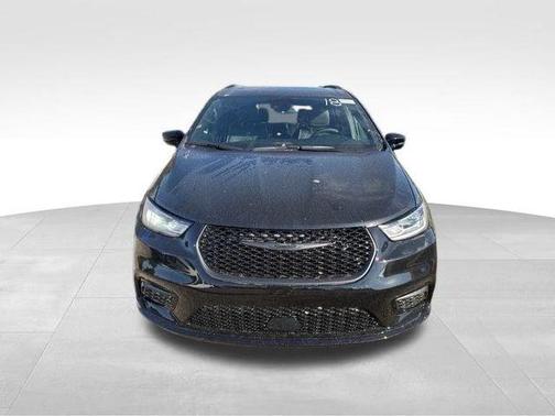 Diamond Black 2026 Chrysler Pacifica Limited
