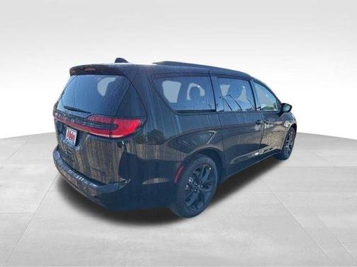 Diamond Black 2026 Chrysler Pacifica Limited