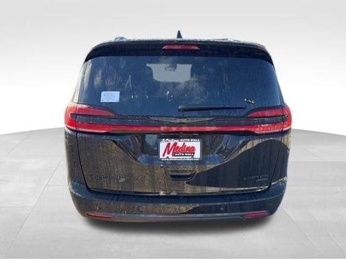 Diamond Black 2026 Chrysler Pacifica Limited