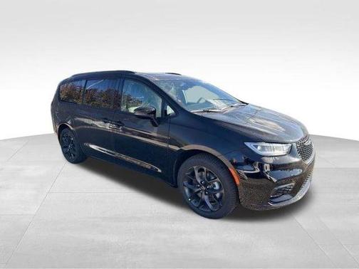 Diamond Black 2026 Chrysler Pacifica Limited