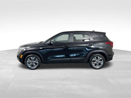 Fusion Orange 2024 Kia Seltos LX