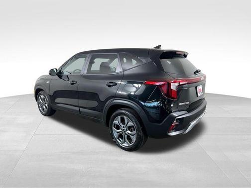Fusion Orange 2024 Kia Seltos LX