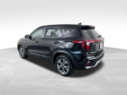 Fusion Orange 2024 Kia Seltos LX