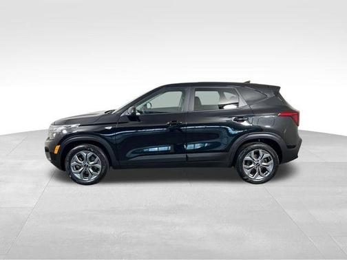 Fusion Orange 2024 Kia Seltos LX