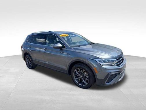 Platinum Gray Metallic 2023 Volkswagen Tiguan 2.0T SE