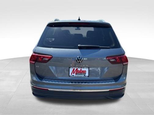 Platinum Gray Metallic 2023 Volkswagen Tiguan 2.0T SE