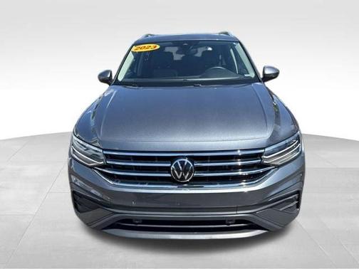 Platinum Gray Metallic 2023 Volkswagen Tiguan 2.0T SE