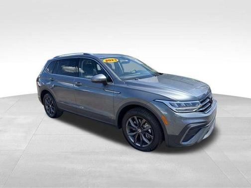 Platinum Gray Metallic 2023 Volkswagen Tiguan 2.0T SE