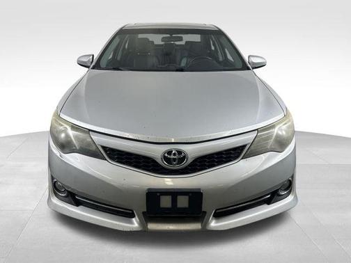 Classic Silver Metallic 2014 Toyota Camry SE