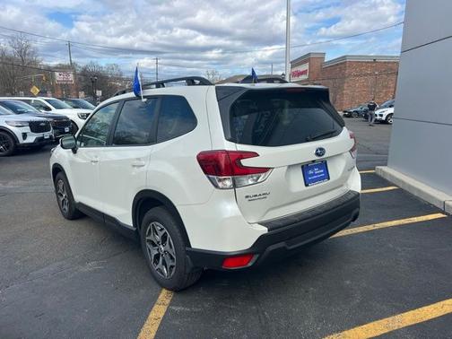 Crystal White Pearl 2024 Subaru Forester PREMIUM