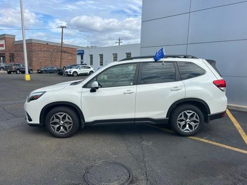 Crystal White Pearl 2024 Subaru Forester PREMIUM