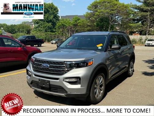 ICONIC SILVER METALLIC 2023 Ford Explorer XLT