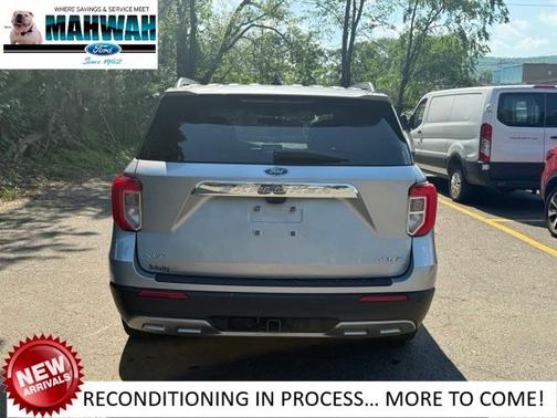 ICONIC SILVER METALLIC 2023 Ford Explorer XLT