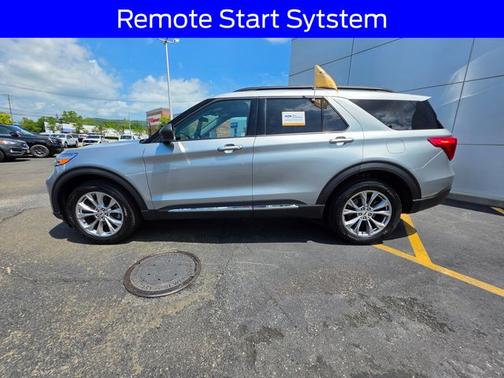 ICONIC SILVER METALLIC 2023 Ford Explorer XLT
