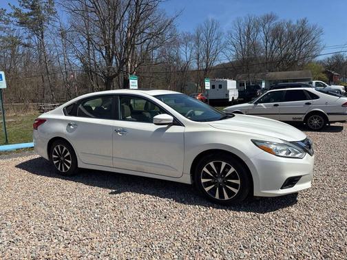 Pearl White 2017 Nissan Altima 2.5 SL