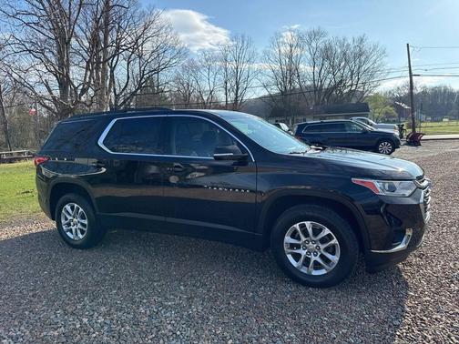 Mosaic Black Metallic 2019 Chevrolet Traverse LT Cloth