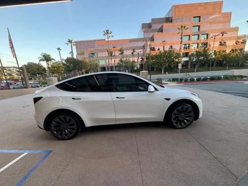Pearl White Multi 2023 Tesla Model Y Performance