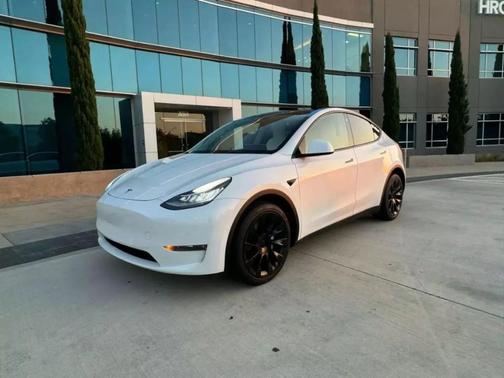 Pearl White Multi 2023 Tesla Model Y Long Range