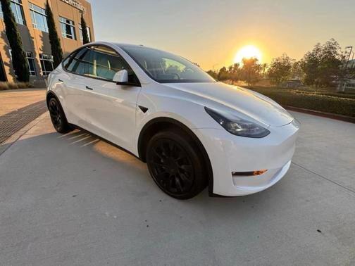 Pearl White Multi 2023 Tesla Model Y Long Range