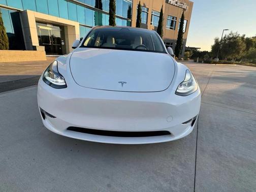 Pearl White Multi 2023 Tesla Model Y Long Range