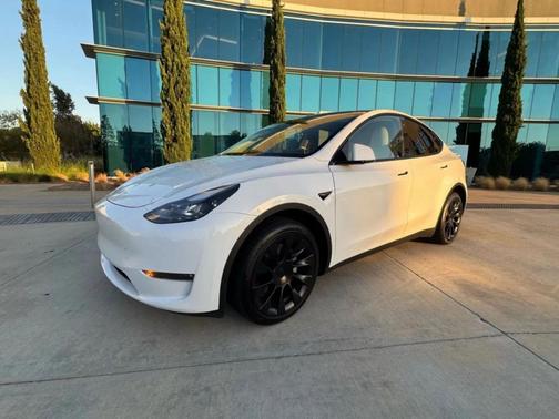 Pearl White Multi 2023 Tesla Model Y Long Range