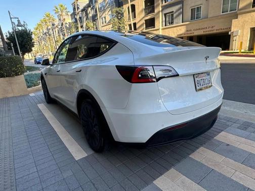 Pearl White Multi 2023 Tesla Model Y Long Range
