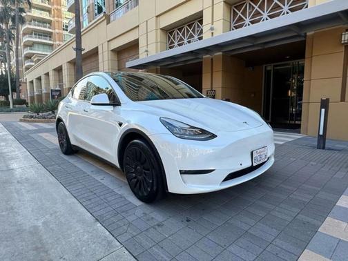 Pearl White Multi 2023 Tesla Model Y Long Range