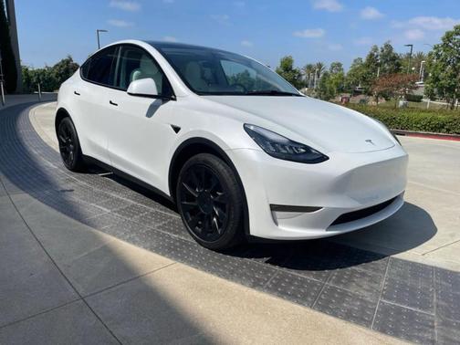 Pearl White Multi 2023 Tesla Model Y Long Range