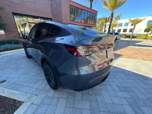 Midnight Silver Metallic 2023 Tesla Model Y Long Range