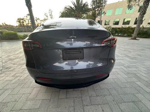 2023 Tesla Model Y Base