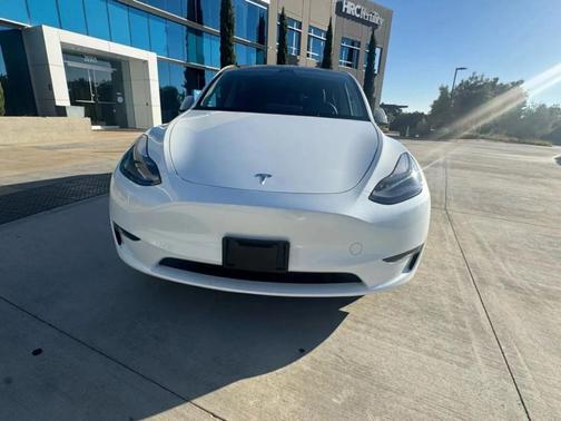 Pearl White Multi 2023 Tesla Model Y Long Range