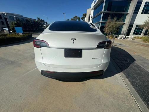 Pearl White Multi 2023 Tesla Model Y Long Range