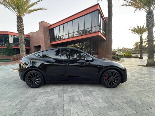 Black 2023 Tesla Model Y Performance