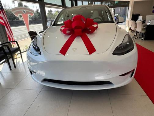 Pearl White Multi 2024 Tesla Model Y Long Range