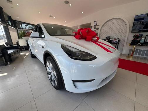 Pearl White Multi 2024 Tesla Model Y Long Range