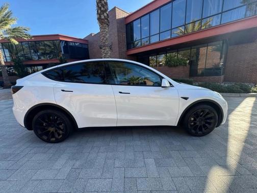 Pearl White Multi 2023 Tesla Model Y Long Range