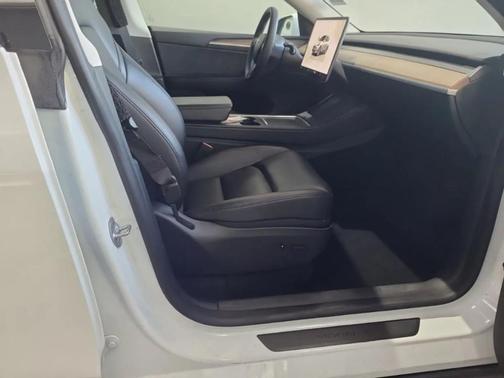 Pearl White Multi 2023 Tesla Model Y Long Range