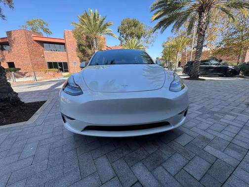 Pearl White Multi 2023 Tesla Model Y Long Range