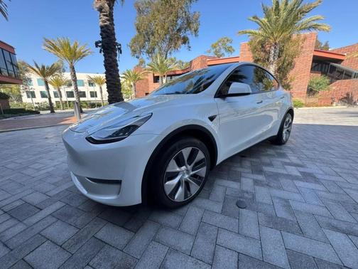 Pearl White Multi 2024 Tesla Model Y Long Range