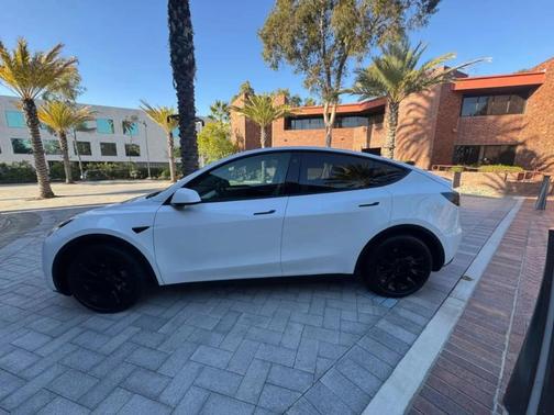 Pearl White Multi 2023 Tesla Model Y Long Range