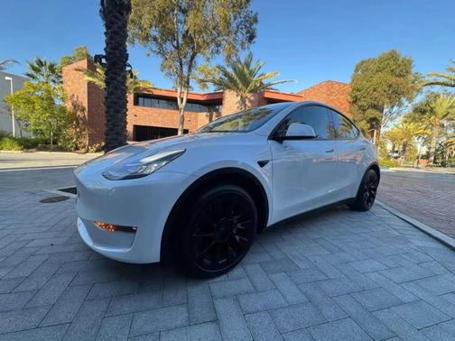 Pearl White Multi 2023 Tesla Model Y Long Range