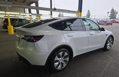 Pearl White Multi 2023 Tesla Model Y Long Range