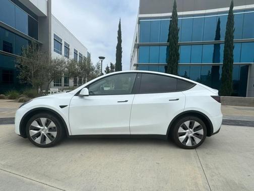 Pearl White Multi 2023 Tesla Model Y Long Range