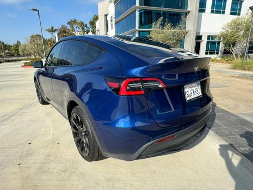 Deep Blue Metallic 2024 Tesla Model Y Long Range