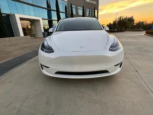 Pearl White Multi 2023 Tesla Model Y Performance