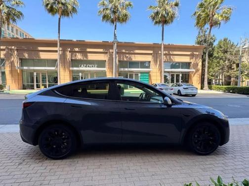 2023 Tesla Model Y Base