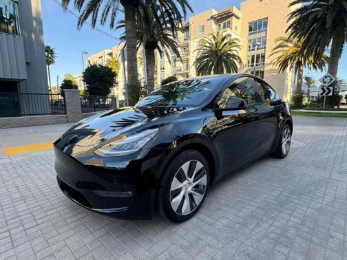 Black 2025 Tesla Model Y Long Range