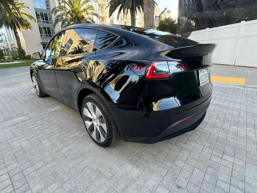 Black 2025 Tesla Model Y Long Range