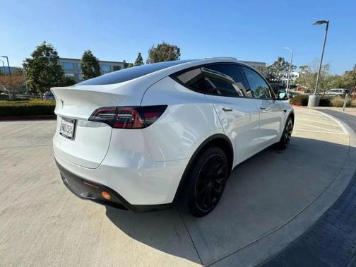 Pearl White Multi 2022 Tesla Model Y Long Range