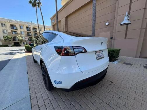 Pearl White Multi 2023 Tesla Model Y Long Range